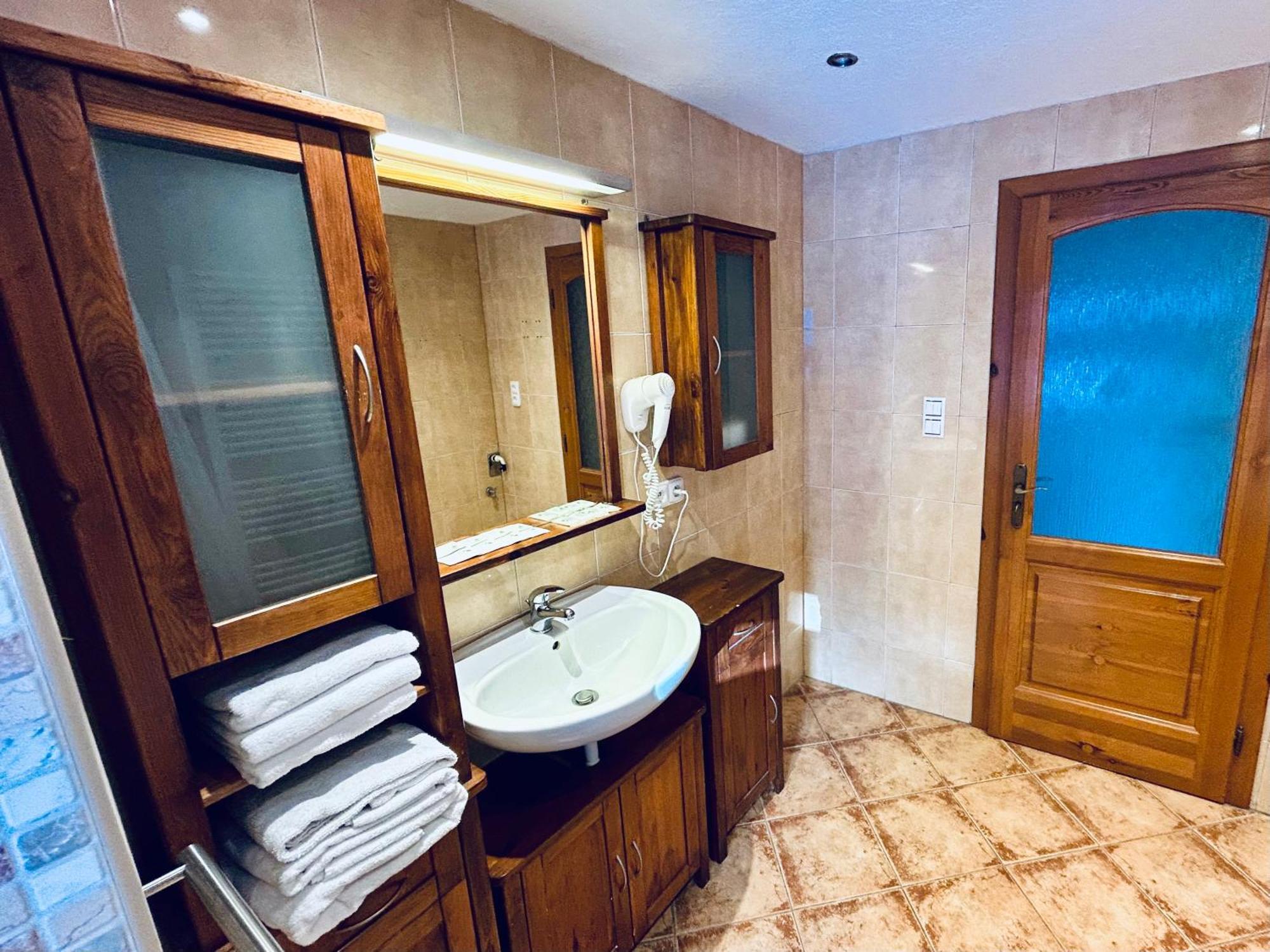 Dvur Stran & Wellness Hotel Karlovy Vary Ngoại thất bức ảnh